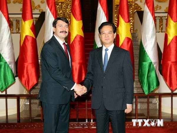 Prime Minister Nguyen Tan Dung meets with Hungarian President  - ảnh 1